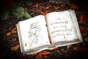 Steinskulptur in Form eines Buches